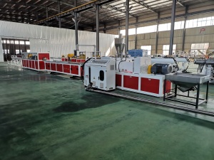 экструзионная линия пластиковых профилей, оборудование для производства профилей