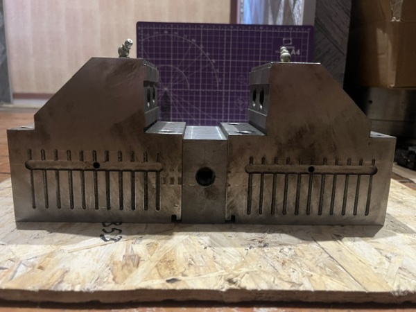 Блок тисков пара для каретки на станок резьбонарезной 5993-5А993