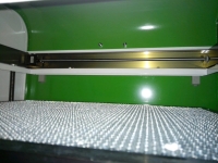 Ячеистый рабочий стол размером 400х600мм. Перемещение лазерной головки производится за счет шаговых двигателей посредством ременной передачи.