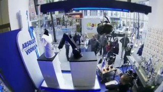 Ein Original und viele Fans: Stargast KR AGILUS rockt die Mariahilferstraße in Wien - Робототехника