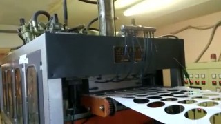 Термоформовочная машина для производства пластиковых стаканов, коррексов и крышек модель FSZ-680I с пресс-формами