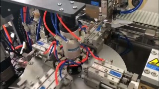Автомат угловой впайки пластиковых винтовых крышек в пакеты из многослойных, ламинированных пленок
